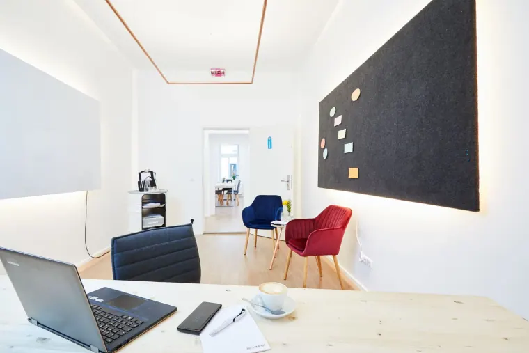 Arbeitsplatz mit Tageslicht, an dem die Geschichten entstehen