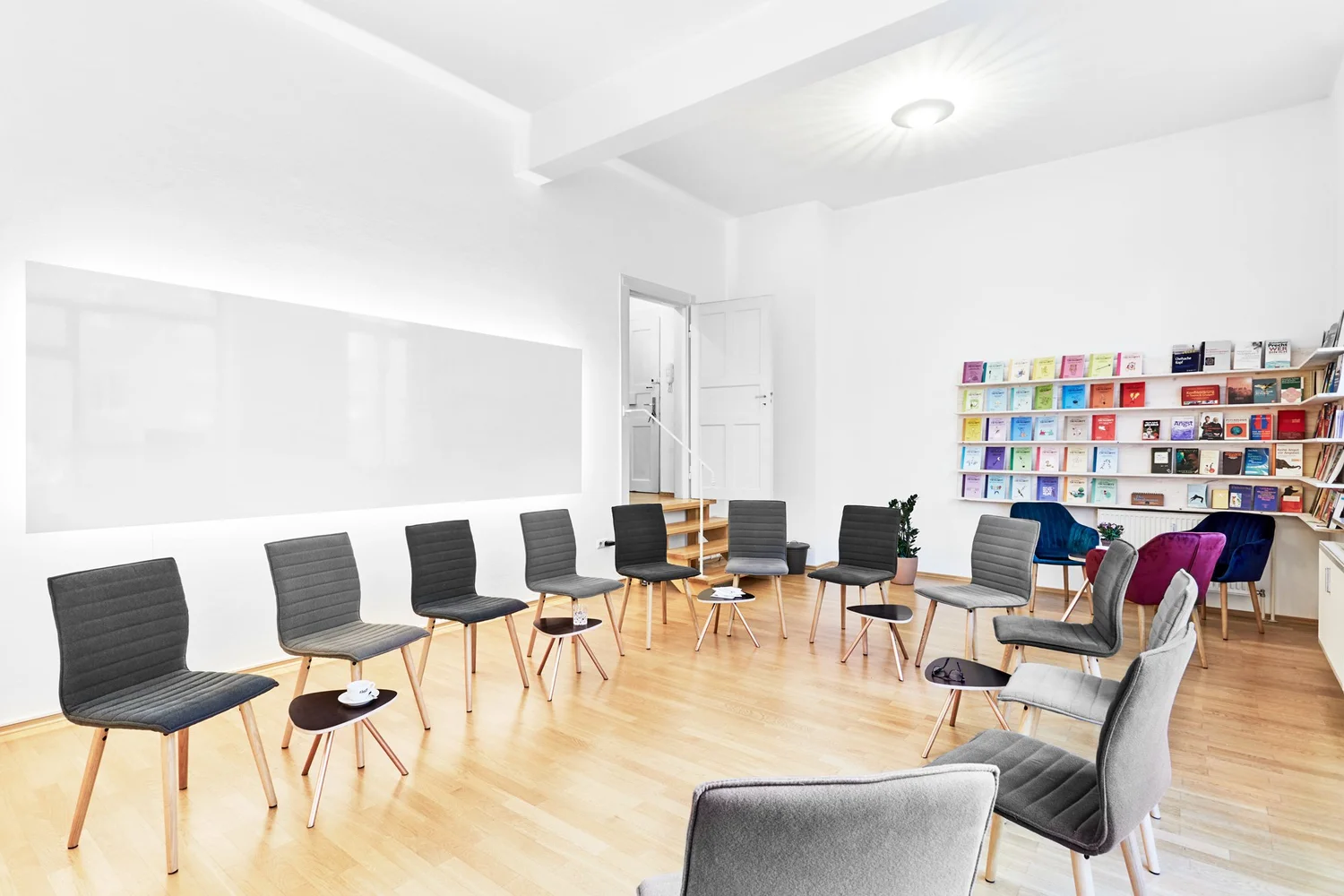 Seminarraum kitchen2soul: Stuhlkreis im Loft mit Bücherwand